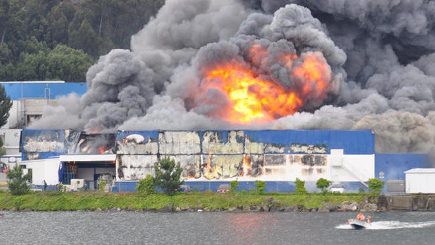 Un gran incendio devora una empresa en Pontevedra