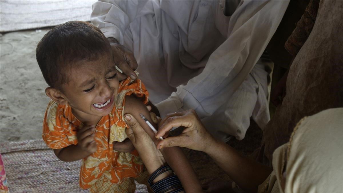 zentauroepp13792509 a pakistani paramedic gives vaccines to a flood survivor chi200522191920 zentauroepp13792509 a pakistani paramedic gives vaccines to a flood survivor chi200522191920