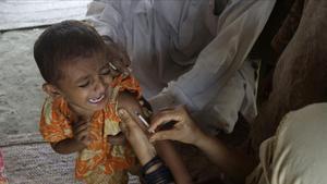 zentauroepp13792509 a pakistani paramedic gives vaccines to a flood survivor chi200522191920