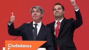 El expresidente de la Comunidad de Madrid Ángel Garrido (izquierda), acompañado por el candidato de Ciudadanos, Ignacio Aguado.