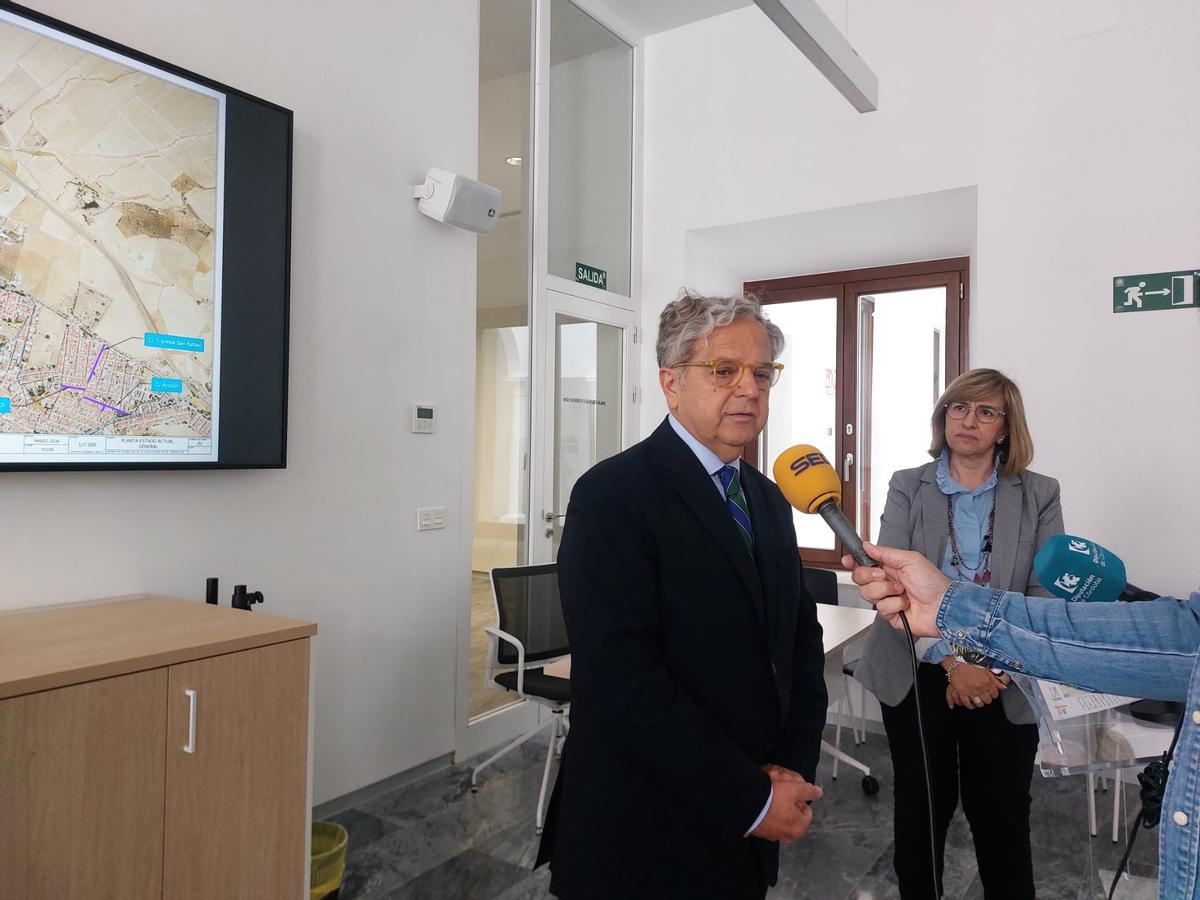 Salvador Fuentes atiende a la prensa junto a Mariví Paterna.