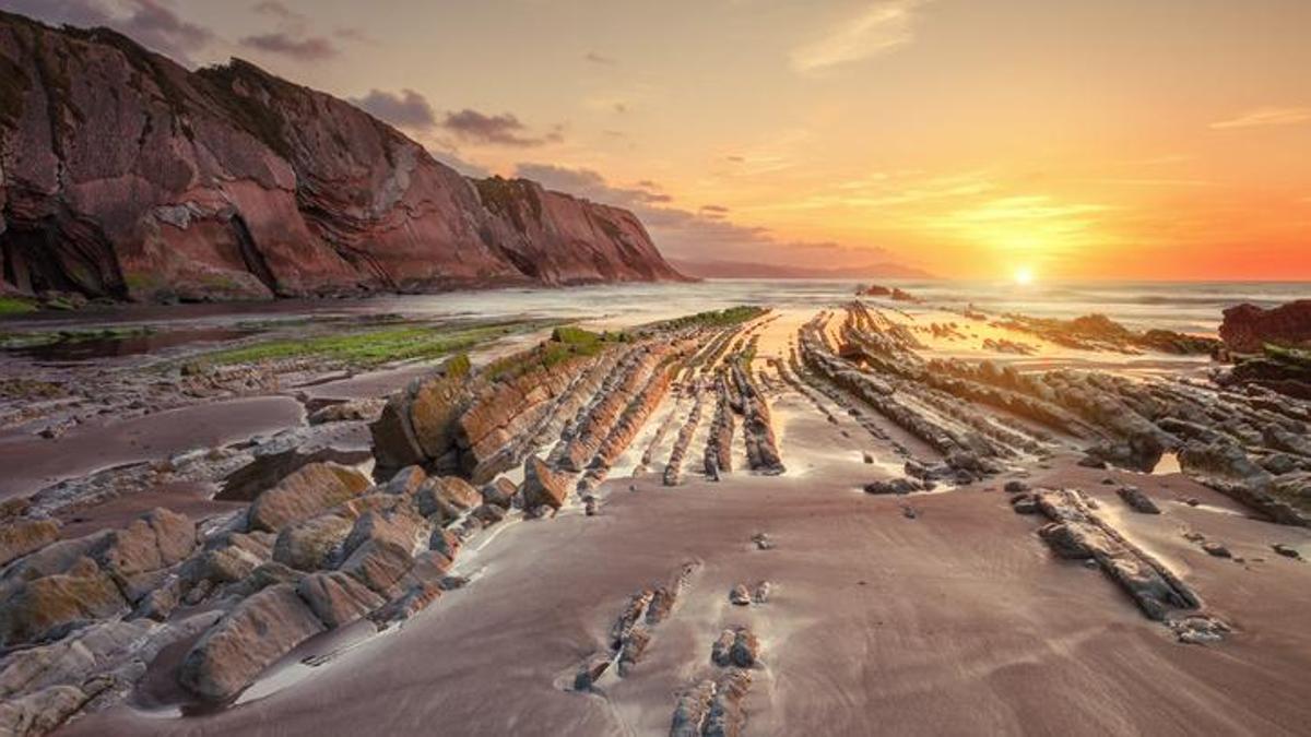 El impresionate paisaje geológico desde la Playa de Itzurun