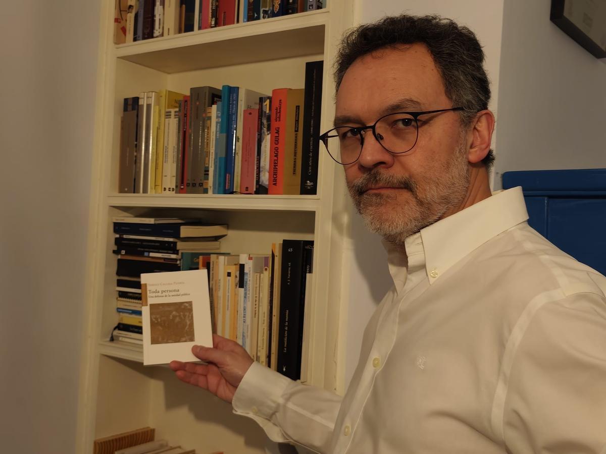Sergio Calleja, con un ejemplar de su libro "Toda persona. Una defensa de la sanidad pública".