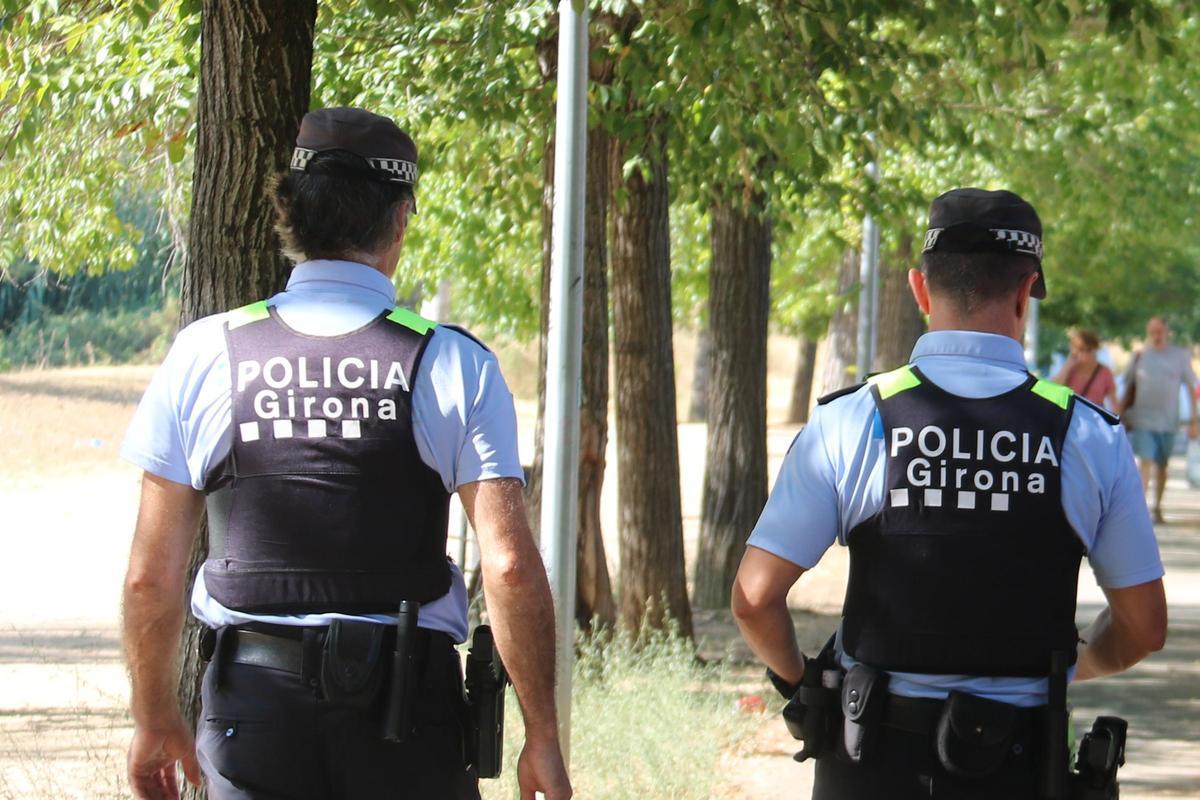 Dos agents de la Policia Municipal de Girona