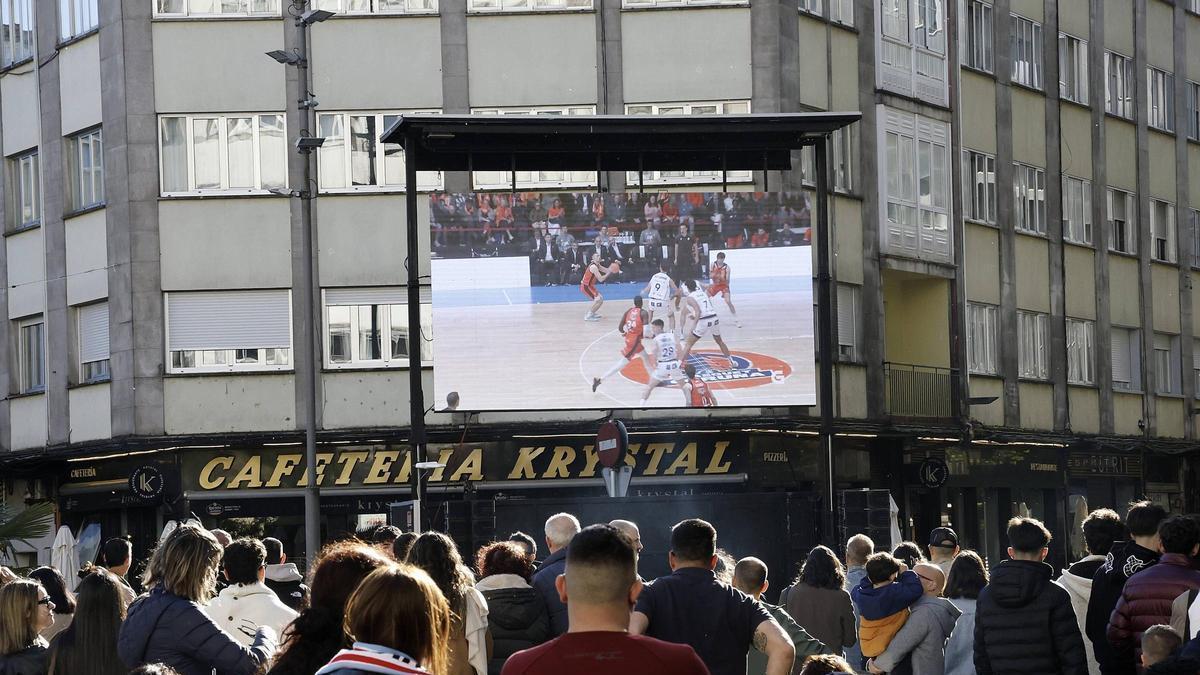 Los aficionados del Obradoiro disfrutan del derbi con el Leyma en la pantalla instalada en la praza Roxa