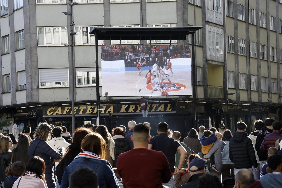 Los aficionados del Obradoiro disfrutan del derbi con el Leyma en la pantalla instalada en la praza Roxa