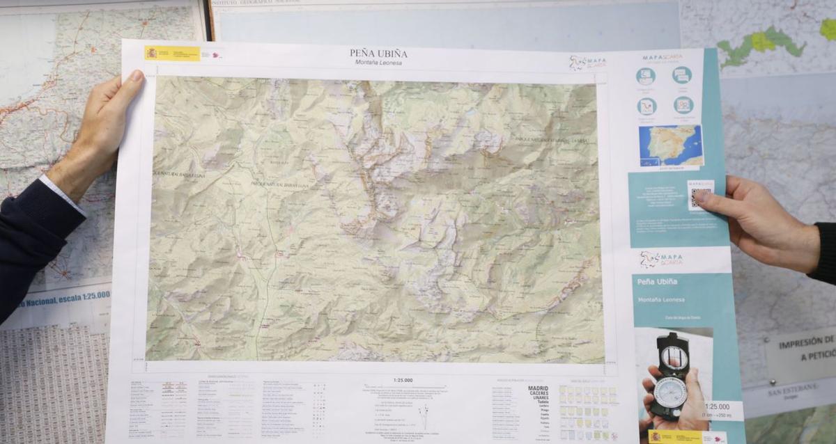 En la imagen superior, uno de los mapas que se pueden imprimir en la oficina de Asturias del IGN; debajo, las series cartográficas oficiales y, a la derecha, la web del servicio de «mapas a la carta». | Luisma Murias