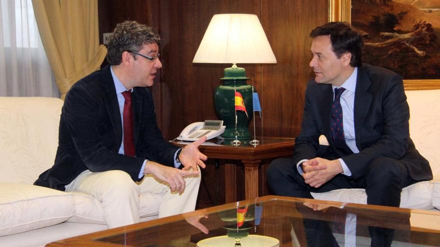 Álvaro Nadal y Francisco Blanco, durante una reunión en Madrid.