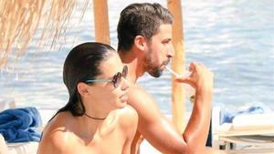 Adriana Lima y Sami Khedira, pillados en Mikonos.