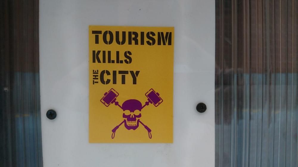 Graffitis und Plakate gegen Tourismus in Palma de