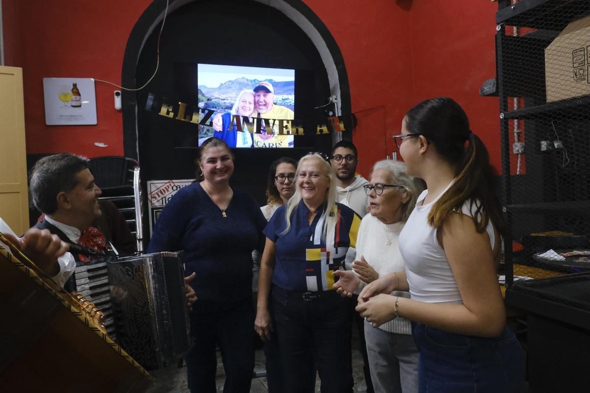 El Ca' Jonás de Triana vive su 40 aniversario pasando de bocatería a cervecería El Ca' Jonás de Triana vive su 40 aniversario pasando de bocatería a cervecería