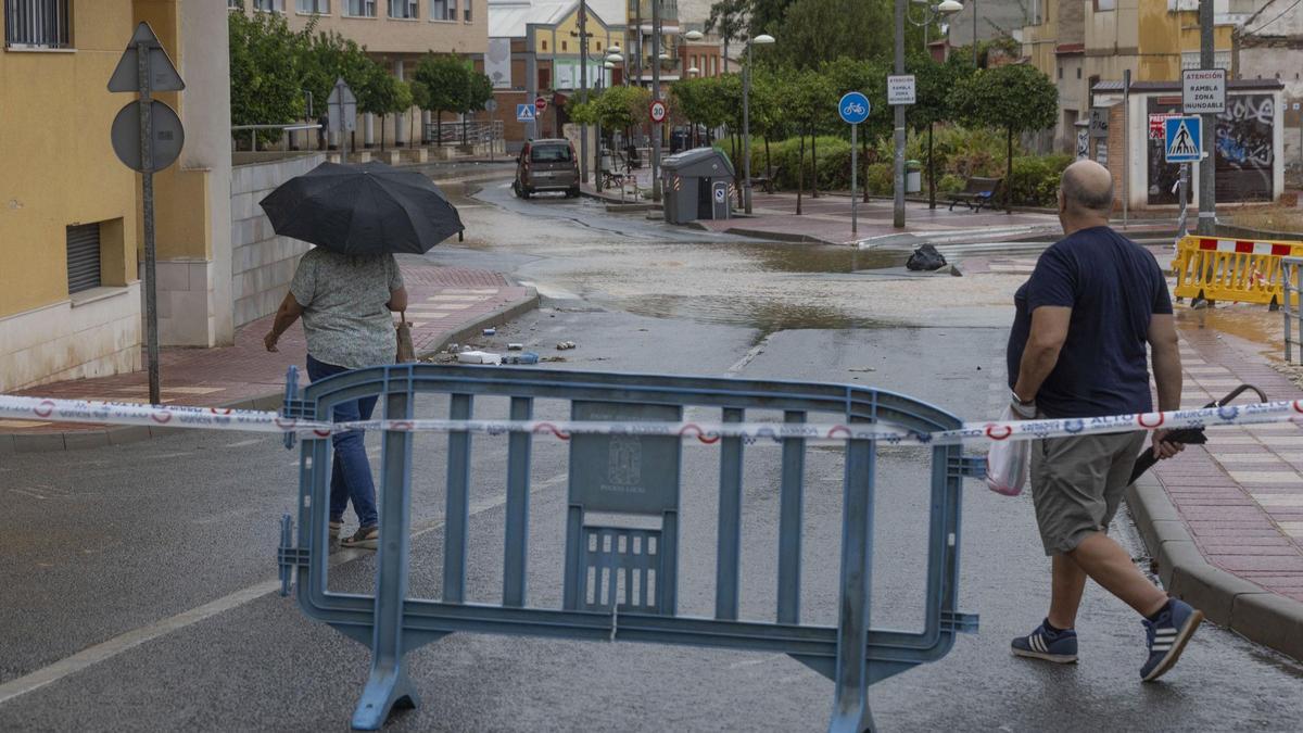 Calle cortada en la pedanía murciana de Espinardo por la salida de la rambla tras las lluvias caídas este lunes