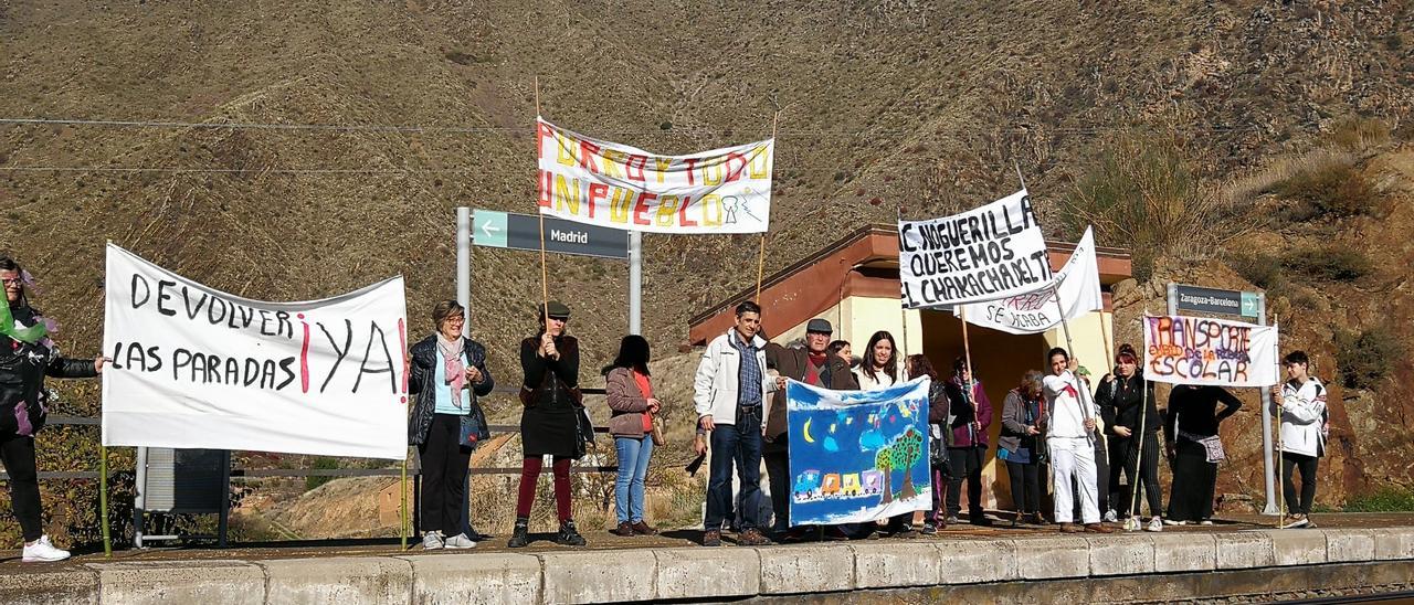 Manifestación en el apeadero de Embid de la Ribera.