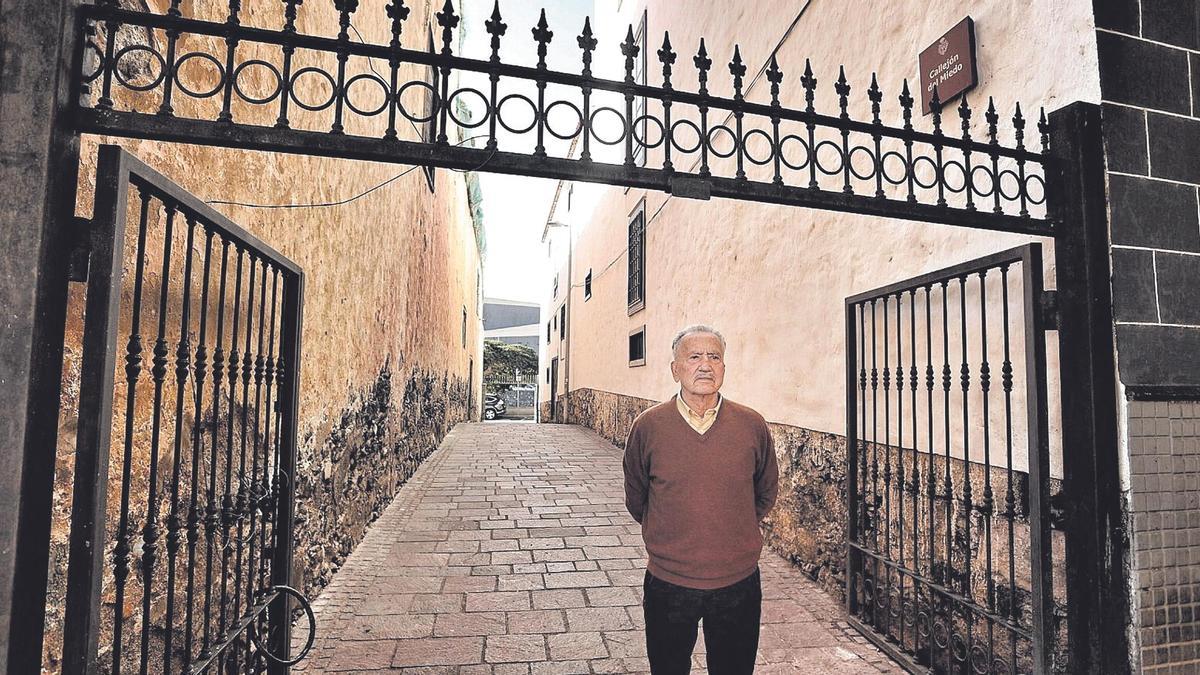 Juan Viñas, junto a la Casa del Miedo, en la calle de La Noria.