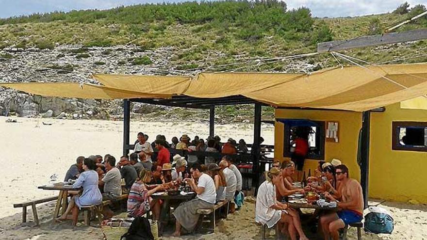 Polémica instalación en Cala Torta que el GOB cuestiona.