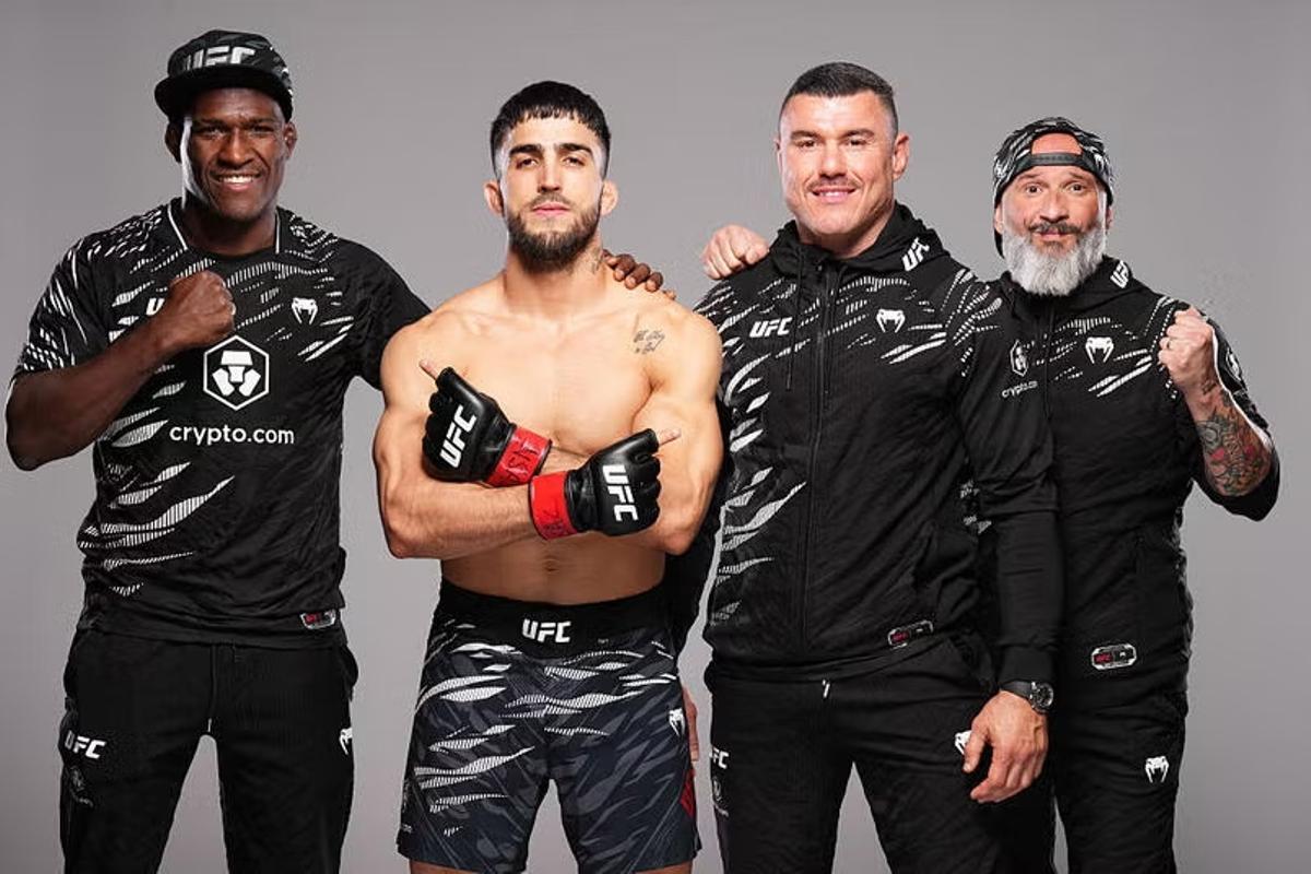 Yadier del Valle junto a su equipo