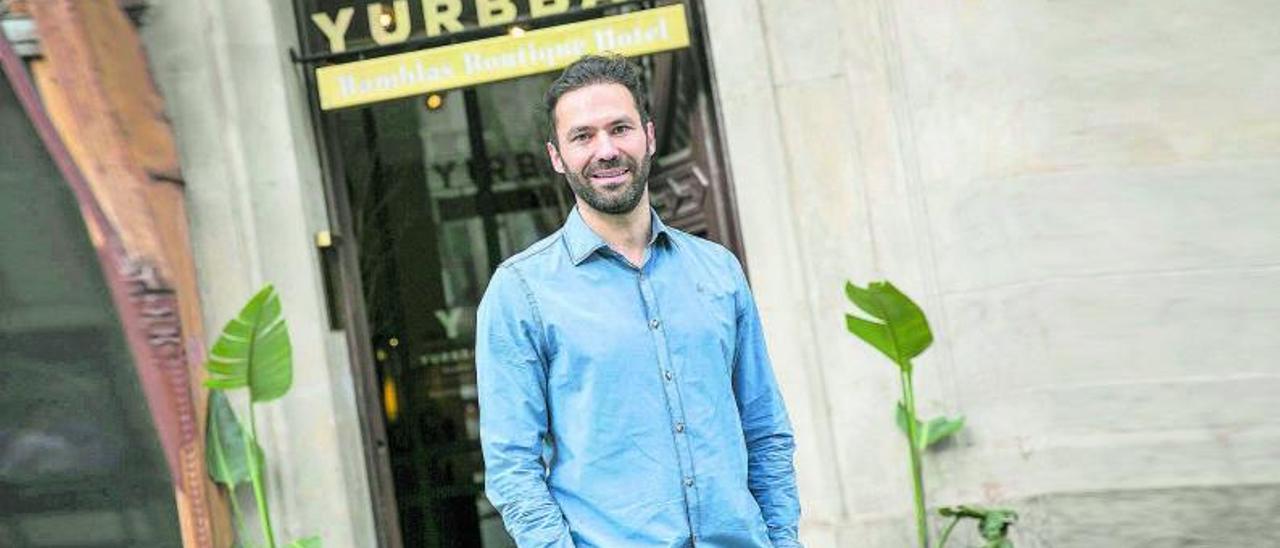 Oriol Serra, CEO de Smart Rooms Company, davant l’hotel  Yurbban Ramblas | Joan Cortadella