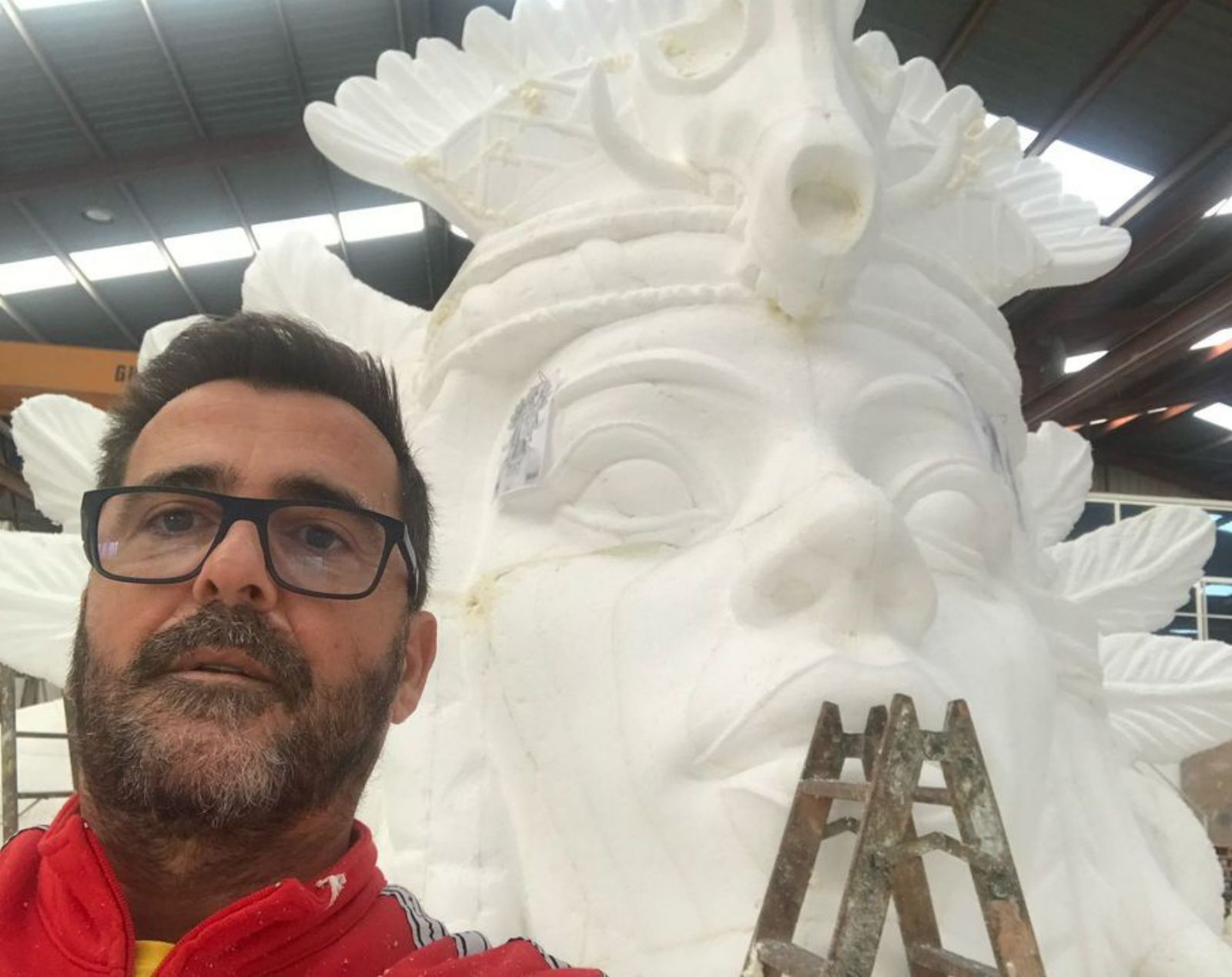 El artista, ante uno de los diseños en un taller. | FdV