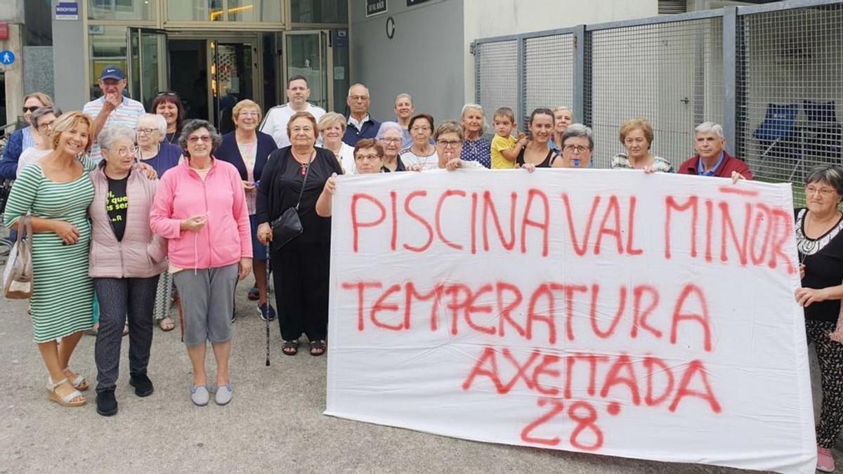 Una protesta ante la piscina de A Ramallosa. |   // MARTA G. BREA