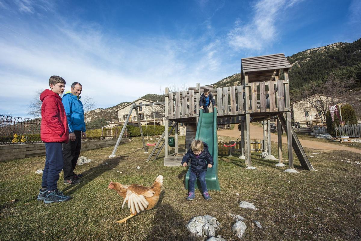 Una família de vacances a una casa rural, en una imatge d'arxiu.