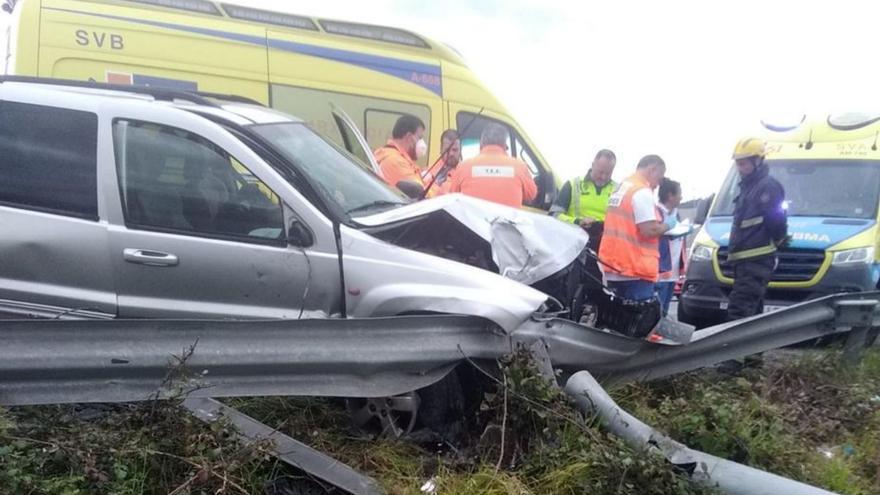 Coche siniestrado en la Nacional VI a la altura de Sada.   | // LA OPINIÓN