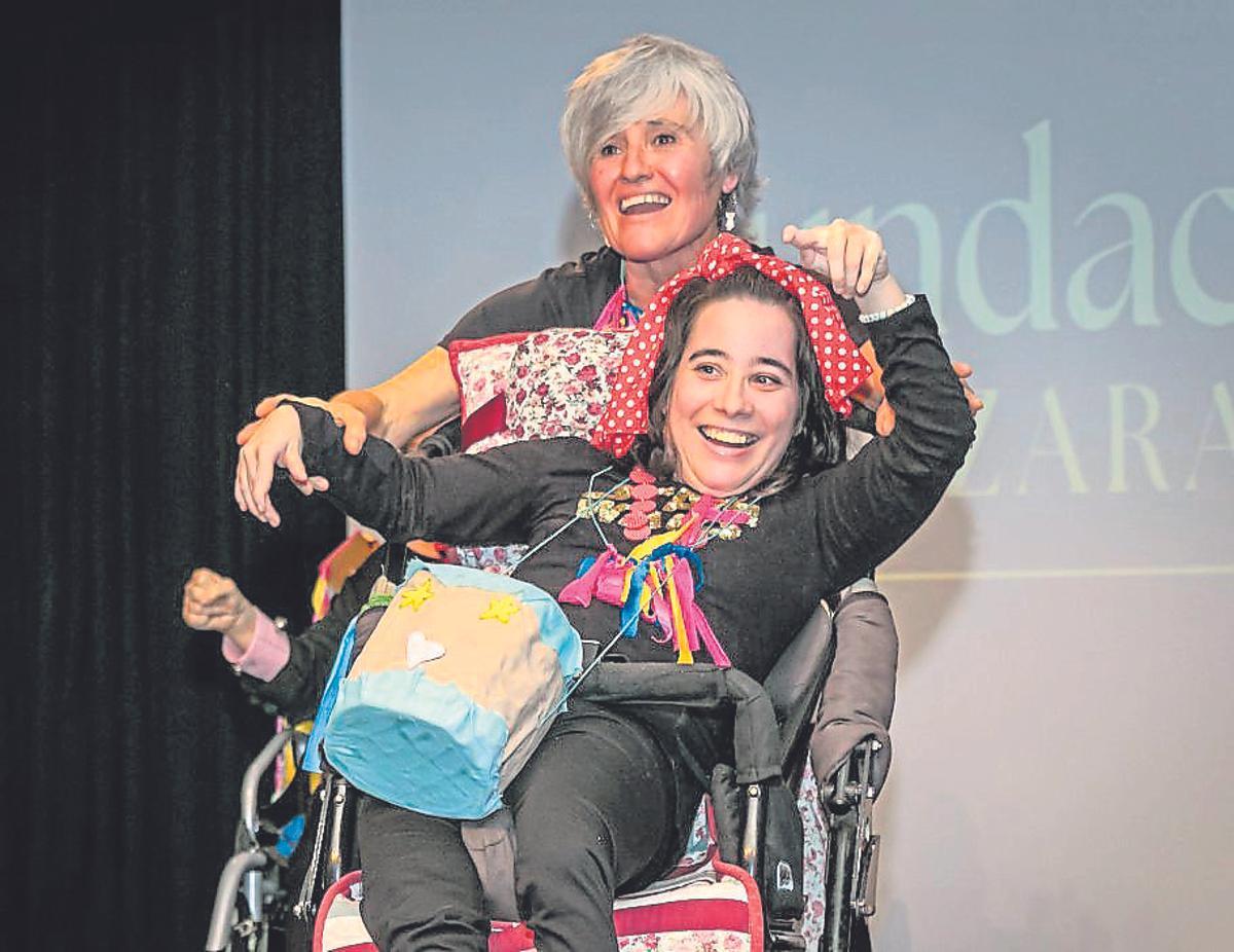 Una usuaria de silla de ruedas y una voluntaria, en plena actuación