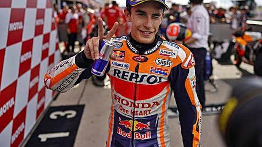 Marc Márquez, saluda sonriente tras ganar la carrera.