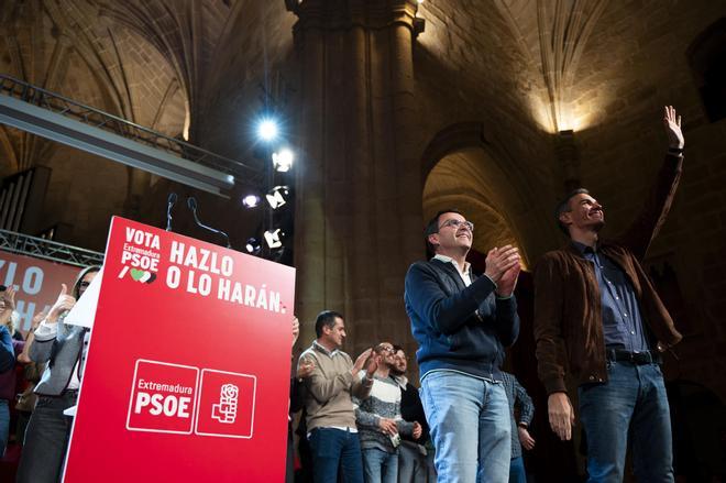 El presidente del Gobierno, Pedro Sánchez, ha participado en un acto de la campaña electoral en Cáceres junto al candidato socialista, Miguel Ángel Gallardo