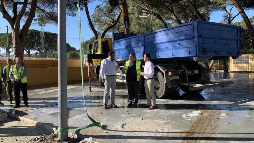 El edil Diego López visita los trabajos en el complejo deportivo de Santa María de Las Chapas.