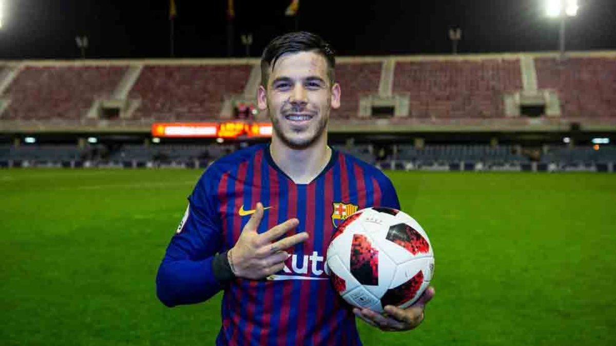 Cares Pérez, con el balón del partido ante el Sabadell que se llevó a casa firmado