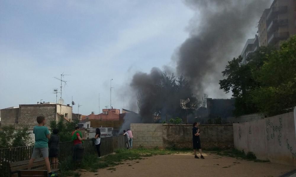 Ensurt al centre de Figueres per un foc en una barraca