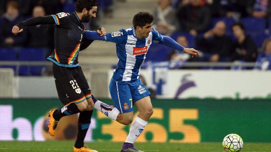 Carrera entre el delantero españolista Gerard Moreno y el defensa rayista José Ángel Crespo.