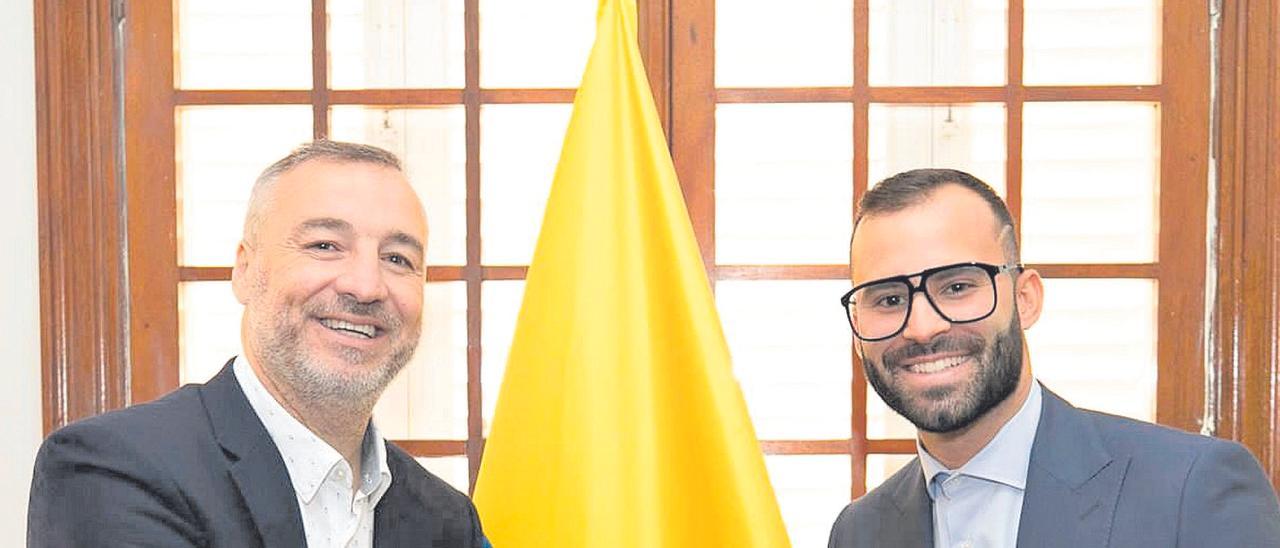 Miguel Ángel Ramírez –izquierda–, presidente de la UD Las Palmas, y Jesé Rodríguez, se saludan tras el acuerdo de renovación del jugador.