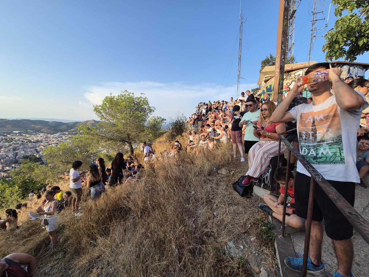 Personas concentradas en el Turó de la Rovira para contemplar el eclipse de Sol en Barcelona.