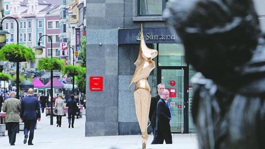 «La bailarina» de Santiago de Santiago, vista desde la calle Diecinueve de Julio, con la estatua «Esperanza» a la derecha.