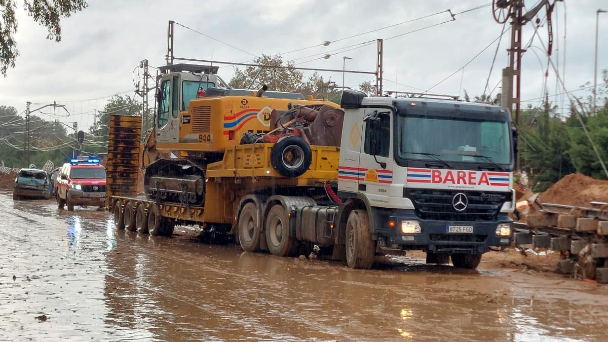 Un tráiler, en el lugar de la tragedia, con una de las máquinas de Grupo Barea.