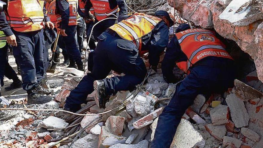 Tres días de luto en México tras elevarse a 65 la cifra de muertos por el terremoto