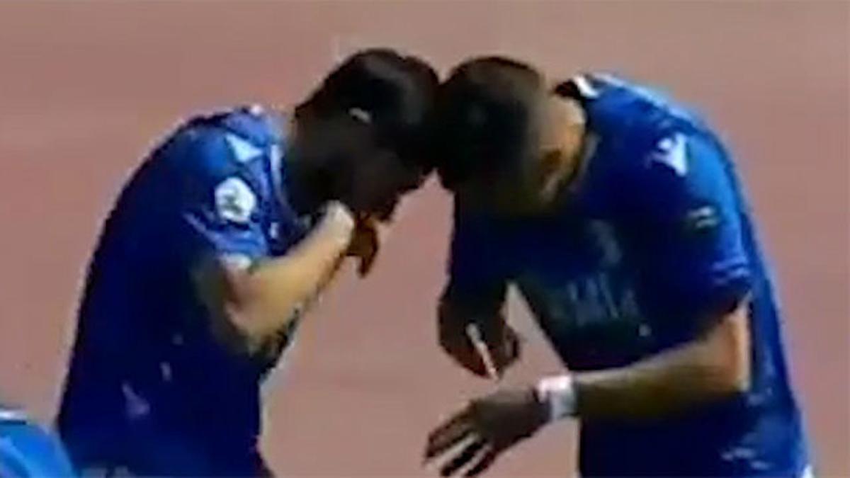 Dos jugadores del Melilla celebran un gol simulando esnifar cocaína