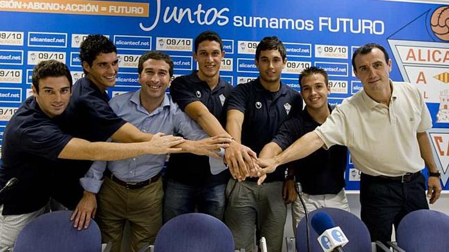 Los cinco canteranos, junto a Fernando Ovidio y Vicente Borge, ayer en las oficinas del Alicante.