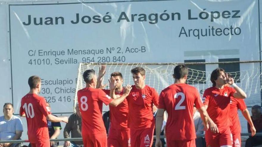 Los jugadores del Lorca celebran su gol.