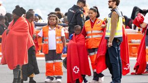 04/01/2025 Varios servicios de emergencia atienden a migrantes recién rescatados de un cayuco, en Puerto Naos, a 4 de enero de 2025, en Arrecife, Lanzarote, Canarias (España). Salvamento Marítimo ha rescatado en la mañana de este sábado en aguas de Marruecos a alrededor de 110 personas, entre las cuales hay 23 mujeres y seis o siete menores, que viajaban a bordo de dos pateras con destino a Canarias. SOCIEDAD Europa Press Canarias - Europa Press