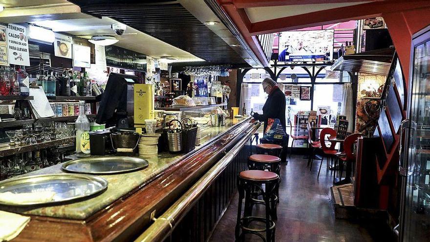 Un cliente, en el interior de un establecimiento hostelero de la calle Corrida.