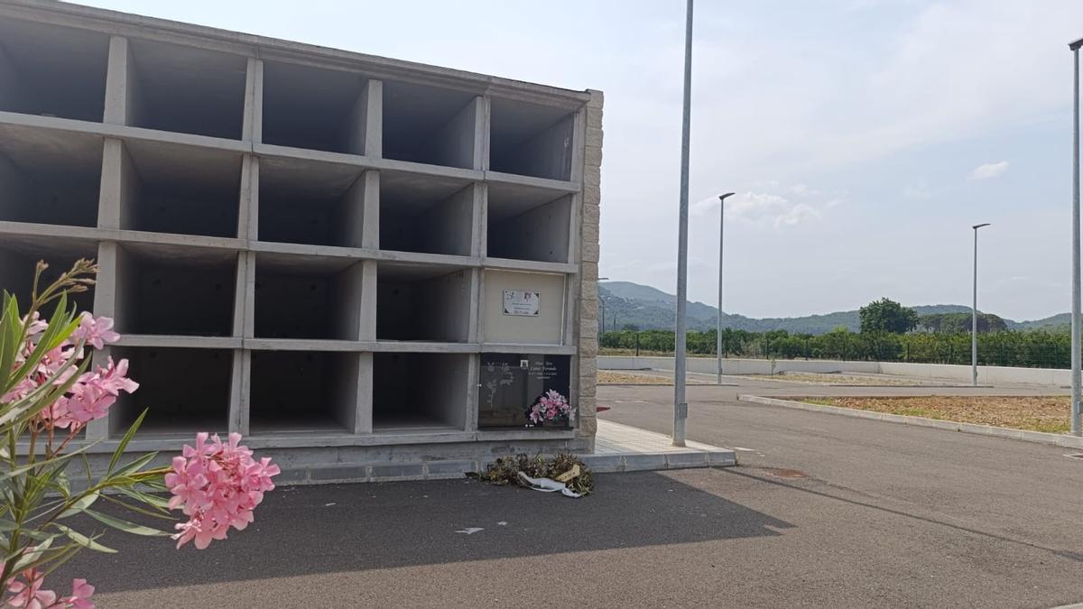 Los nichos, con los dos vecinos enterrados en el nuevo cementerio de Benifairó