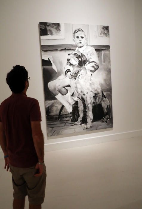 Animales disecados, como un toro o ciervos, colgados como lámparas, junto a pinturas de gran formato, obras del jienense Santiago Ydáñez, se pueden ver en el CAC, en la exposición ''El corazón manda''.