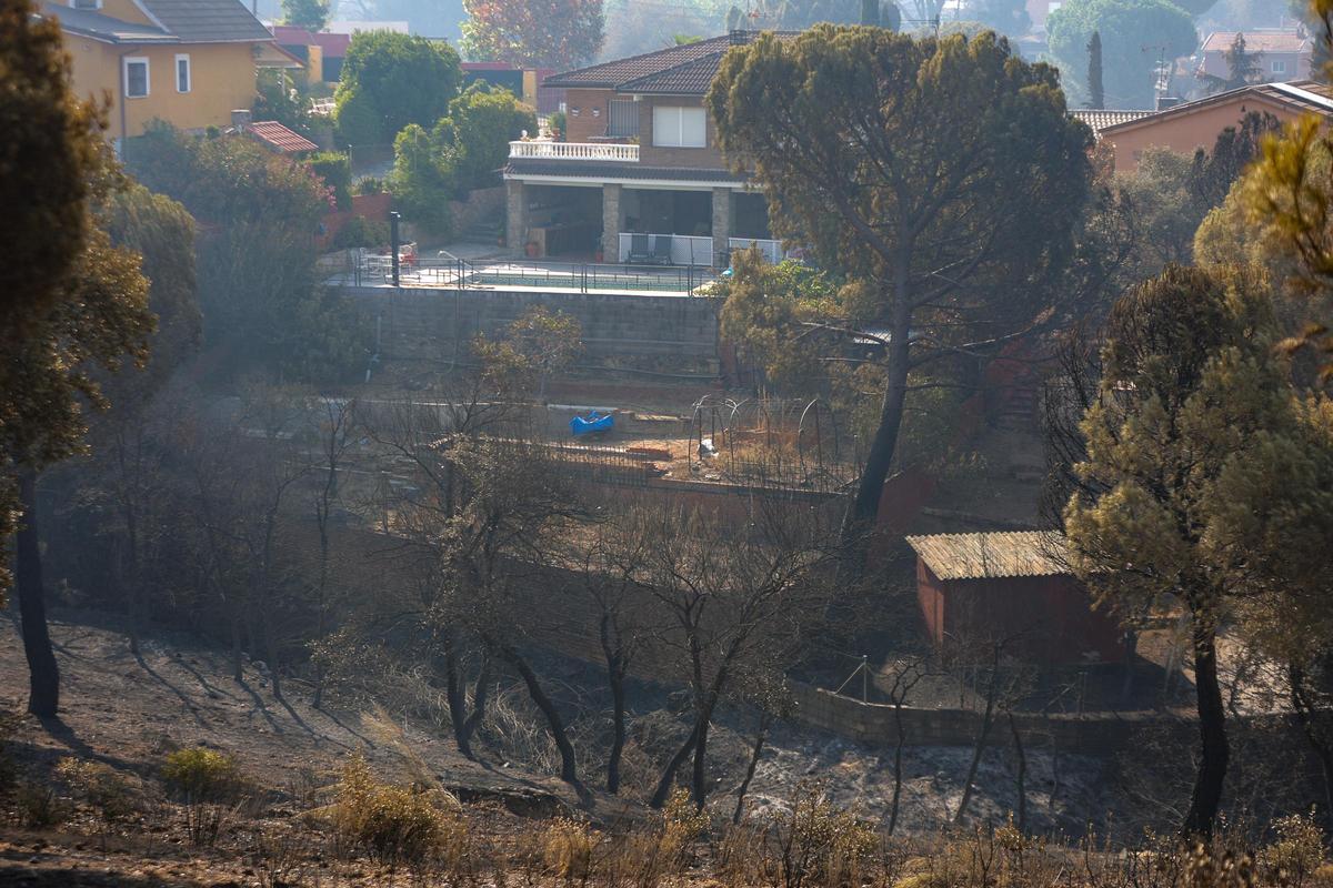 Una de las viviendas quemadas en la urbanización El Morro, en Navas del Rey.