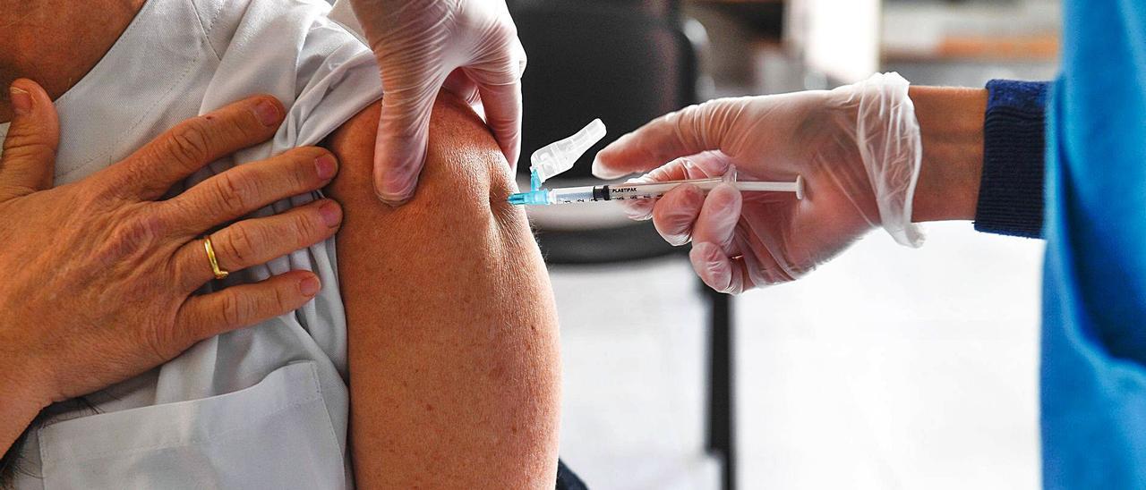 Una sanitaria recibe la vacuna contra el coronavirus en Gran Canaria. | | JUAN CASTRO