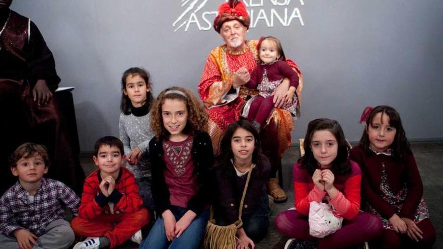 Aliatar, con un grupo de niños, durante la recepción del año pasado en el Club Prensa Asturiana.
