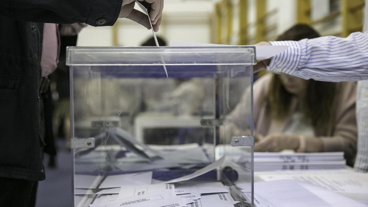 Un ciudadano deposita su voto en una imagen de archivo.