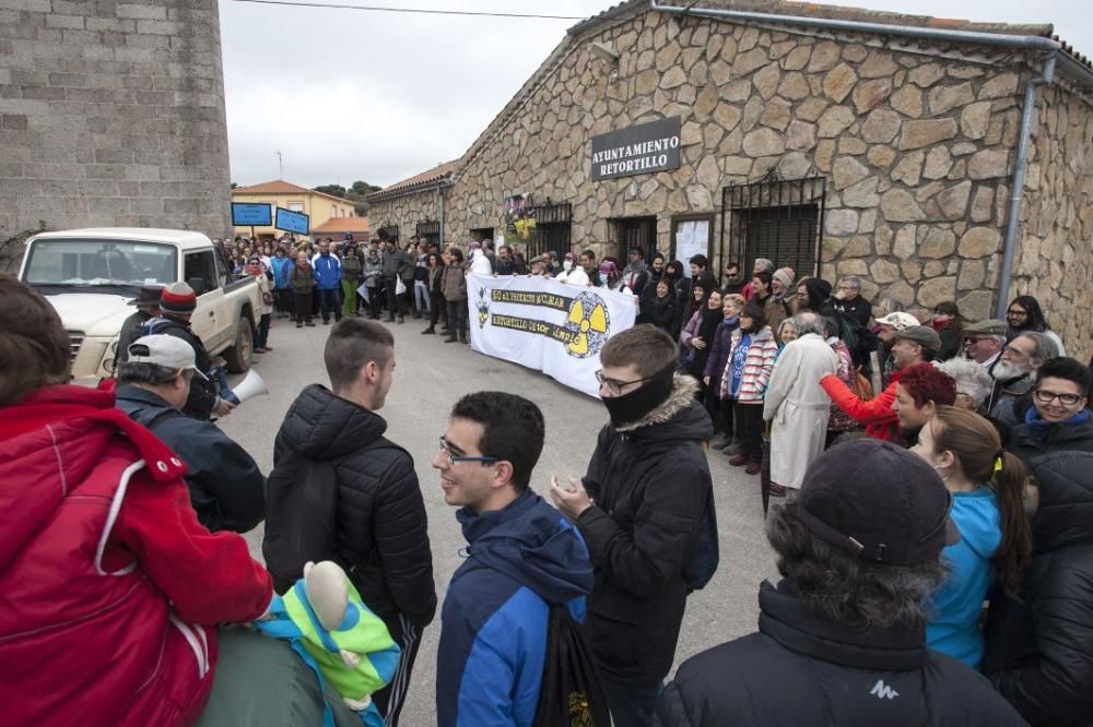 Manifestación con la mina de uranio en Retortillo