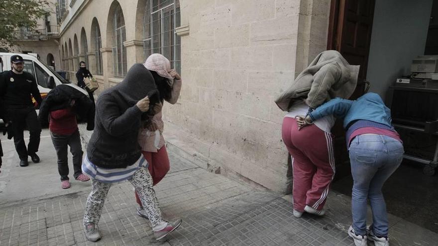 Varias de las procesadas, en el juzgado de guardia tras ser detenidas a finales de 2012.